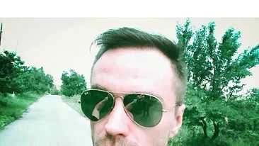 A cunoscut celebritatea cu trupa Stigma, dar a ramas pe cont propriu si acum canta la nunti si petreceri. Uite cum arata Emanuel