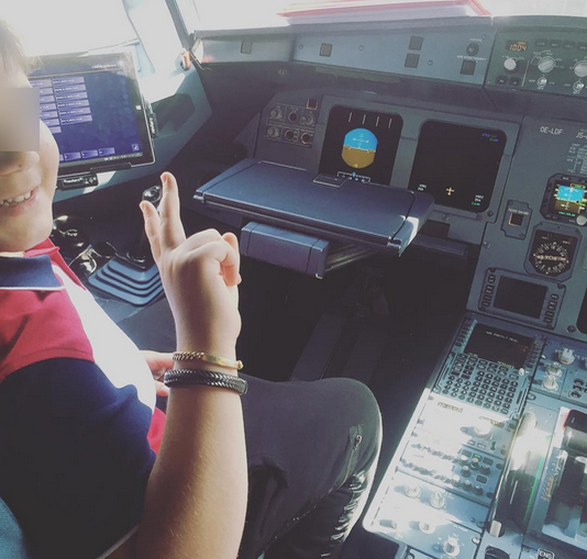 Are toate şansele să-l detroneze pe celebrul Victoraş Micula! La doar 16 ani, îşi face loc tare pentru a fi ”Împăratul fiţelor de pe Insta”: pilotează privat-jeturi, conduce super-maşini şi… Sepy Reza e fiul unui afacerist iranian, pe care SRI-ul l-a interceptat într-un dosar de spălare de bani