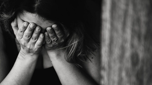 Coșmarul trăit de o fetiță de 11 ani! Timp de doi ani a fost abuzată sexual de tatăl său. „Mamă, vino și mă salvează”