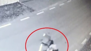 Un dâmbovițean a fugit cu o cruce din cimitir în spate, dar a căzut în șanț. Ca să scape, a mințit că l-a lovit o mașină