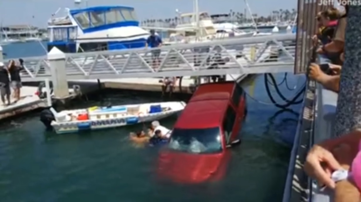 Operațiune de salvare contracronometru, după ce un șofer a plonjat cu mașina în apa unui port