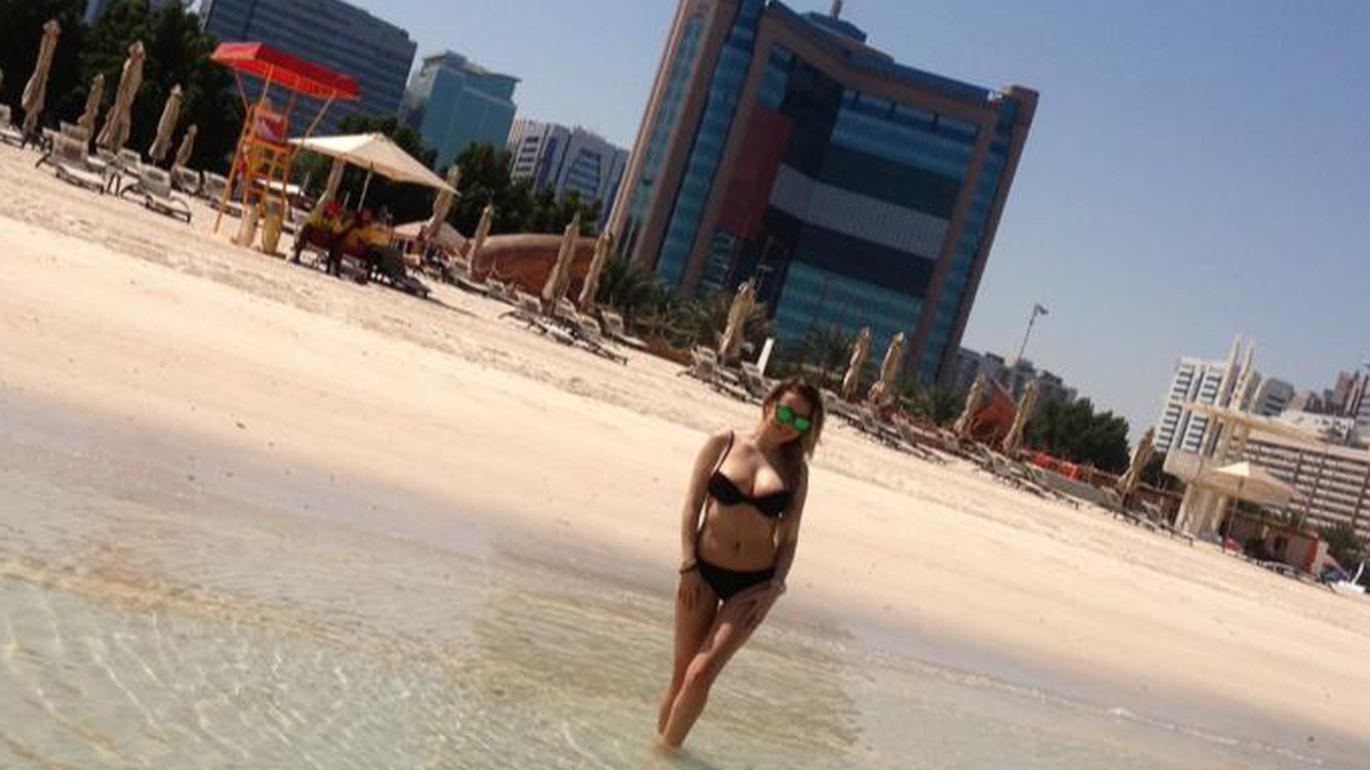 Ce s-a intamplat cu Larisa Dragulescu, dupa ce a pozat in costum de baie pe o plaja din Dubai! Nevoita sa poarte ASTA!