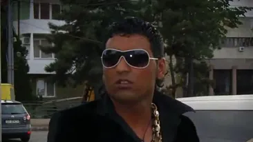 E bataie pe porecla Versace! Vezi ce interlop celebru l-a atacat pe pustiul Versace, filmat in timp ce facea pipi in tufis!