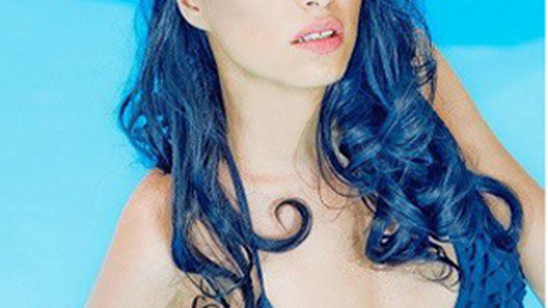 Sorana (ex ASIA) forteaza vara! A pozat provocator in piscina in cel mai sexy costum de baie!