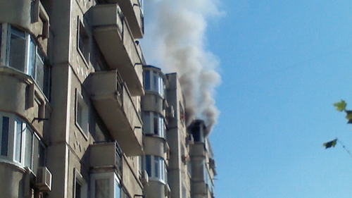 Locatarii unui bloc din Capitală sunt în stare de şoc! O femeie şi-a incendiat apartamentul şi le-a dat indicaţii pompierilor