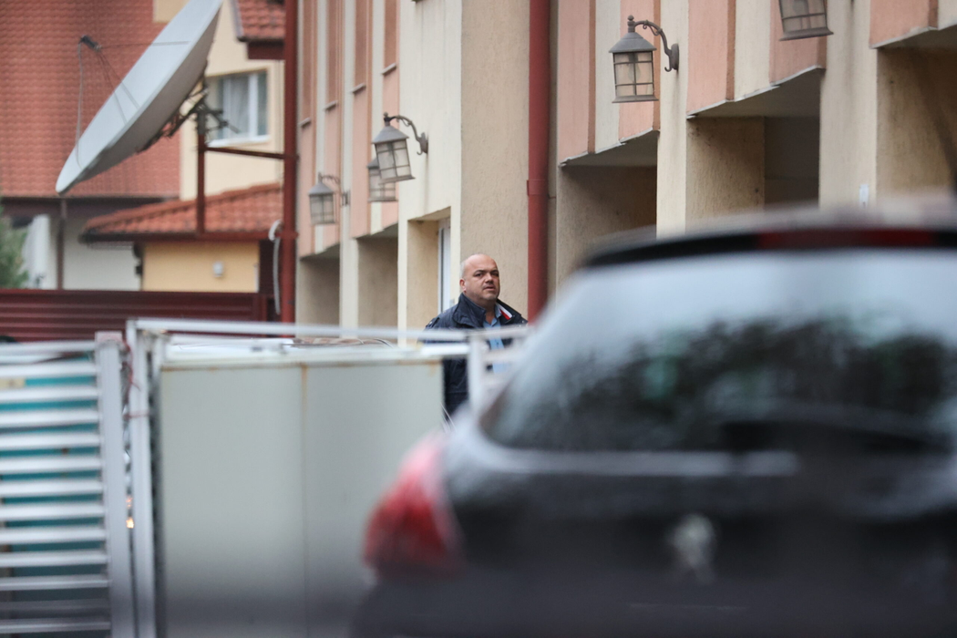 Bogdan Arșinel mai aruncă o privire la mașină (Foto: CANCAN.RO)