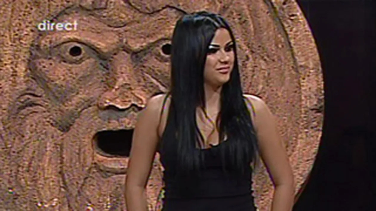 Bianca nu intelege cum a facut Cruduta accident cu skijet-ul! Nu stiu cum a reusit sa se loveasca! Ea e obisnuita sa intre altii in ea! 