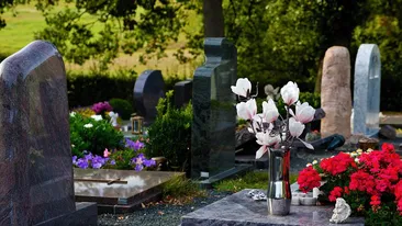 Ce nu ai voie să faci niciodată în cimitir? Este total interzis să luaţi ceva de jos, dacă vă scapă pe pământ