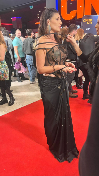 Ținuta bizară purtată de Ioana Ginghină la premiera filmului ”În pielea mea”. Toți au făcut ochii cât cepele!