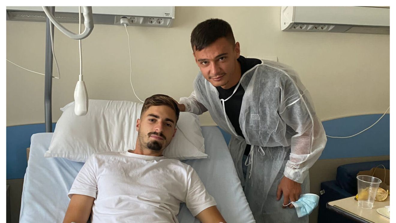 L-a accidentat grav și acum a mers la spital să-și ceară scuze. Scene emoționante cu doi fotbaliști din Superligă