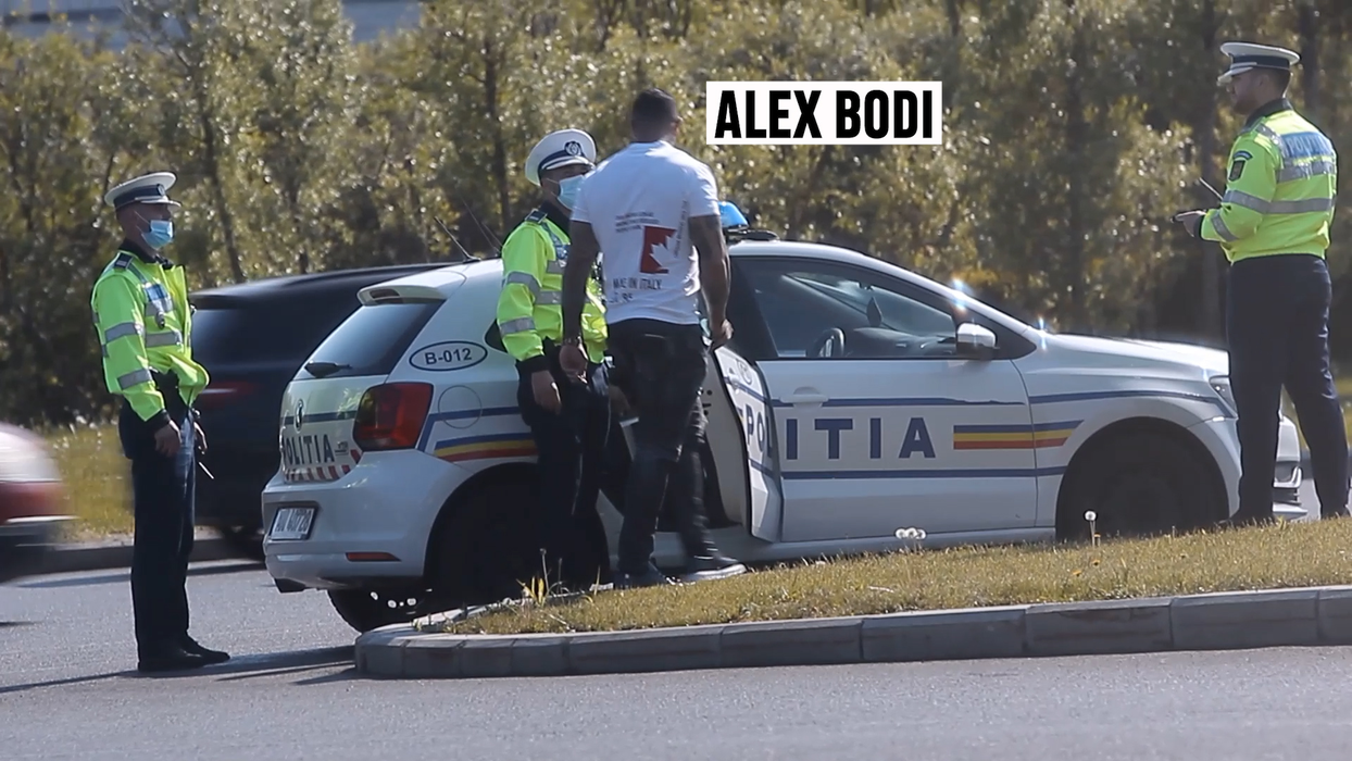 Alex Bodi discută cu agentul care l-a oprit