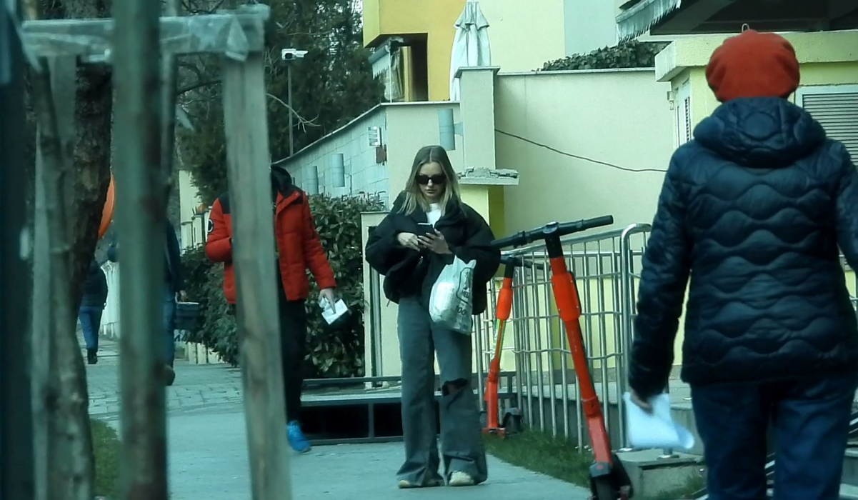 Trecătorii nu au recunoscut-o pe Alexandra Stan (Foto: CANCAN.RO)