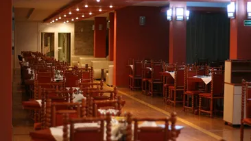 Ieșirile la restaurant nu vor mai fi la fel! Mese la doi metri distanță și meniuri cu instrucțiuni de protecție împotriva COVID-19