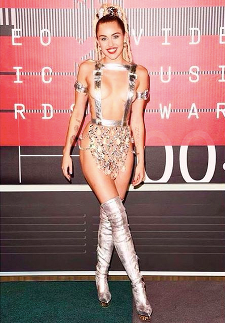 Imagini de infarct! Miley Cyrus a pozat complet goală