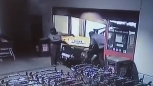 Două bancomate au fost furate cu totul din magazine din Medgidia şi Hârşova. Imagini şocante cu întreaga operaţiune a hoţilor