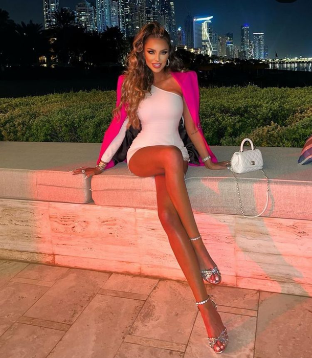 Bianca Drăgușanu și-a uitat telefonul în baie, la restaurant, iar pentru a-l recupera a plătit o recompensă de 500 de euro