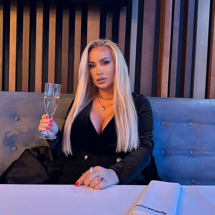 Simona Trașcă, la un pahar de vin bun (Foto: Facebook)