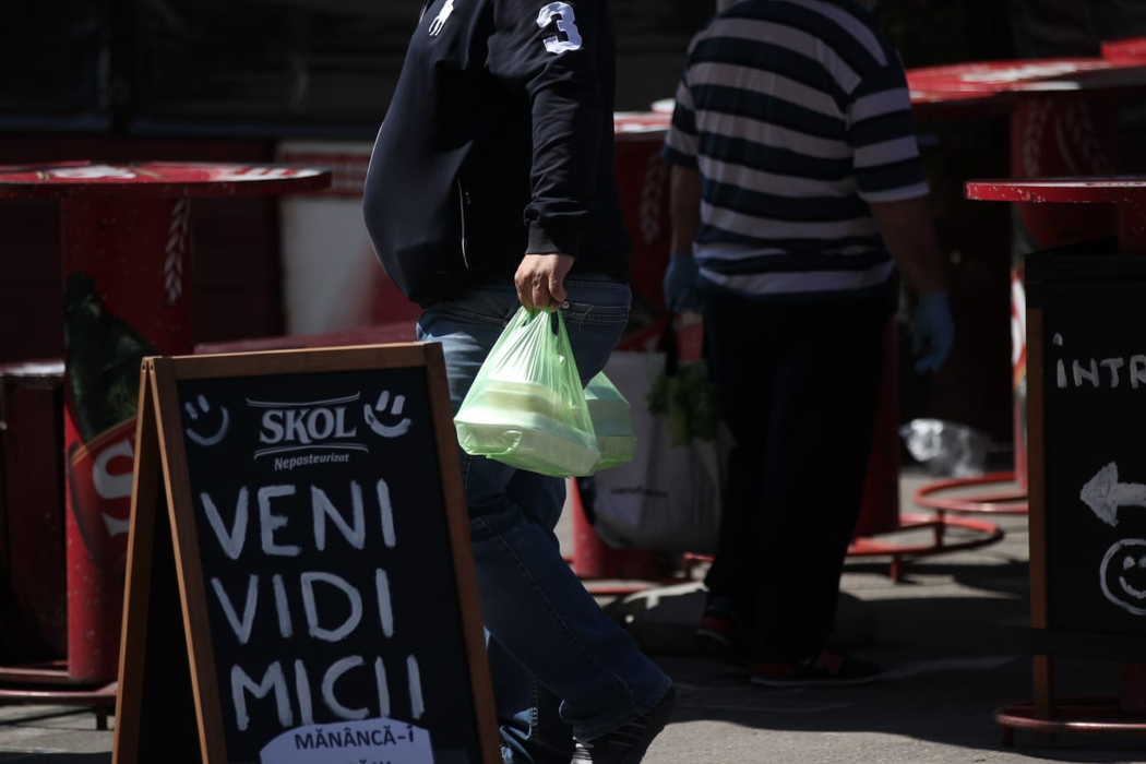 Oamenii și-au luat mici pentru acasă