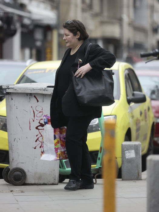 Luiza a ieșit cu o plasă în mână și se retrage acasă (Foto: CANCAN.RO)