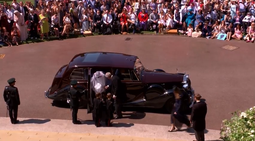 Meghan Markle, ajutată să coboare din mașină, după ce a ajuns la biserică