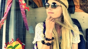“Eroina hippie” a lui Tudor Chirila se iubeste cu un brasovean modest! Ea e model, el lucreaza la o firma care importa whisky