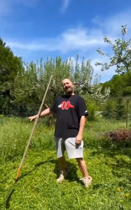 Cum s-a filmat Cheloo în casa lui din Breaza. Nimeni nu se aștepta să-l vadă AȘA pe juratul de la iUmor: ”Aș putea să fiu domnul cu coasa”