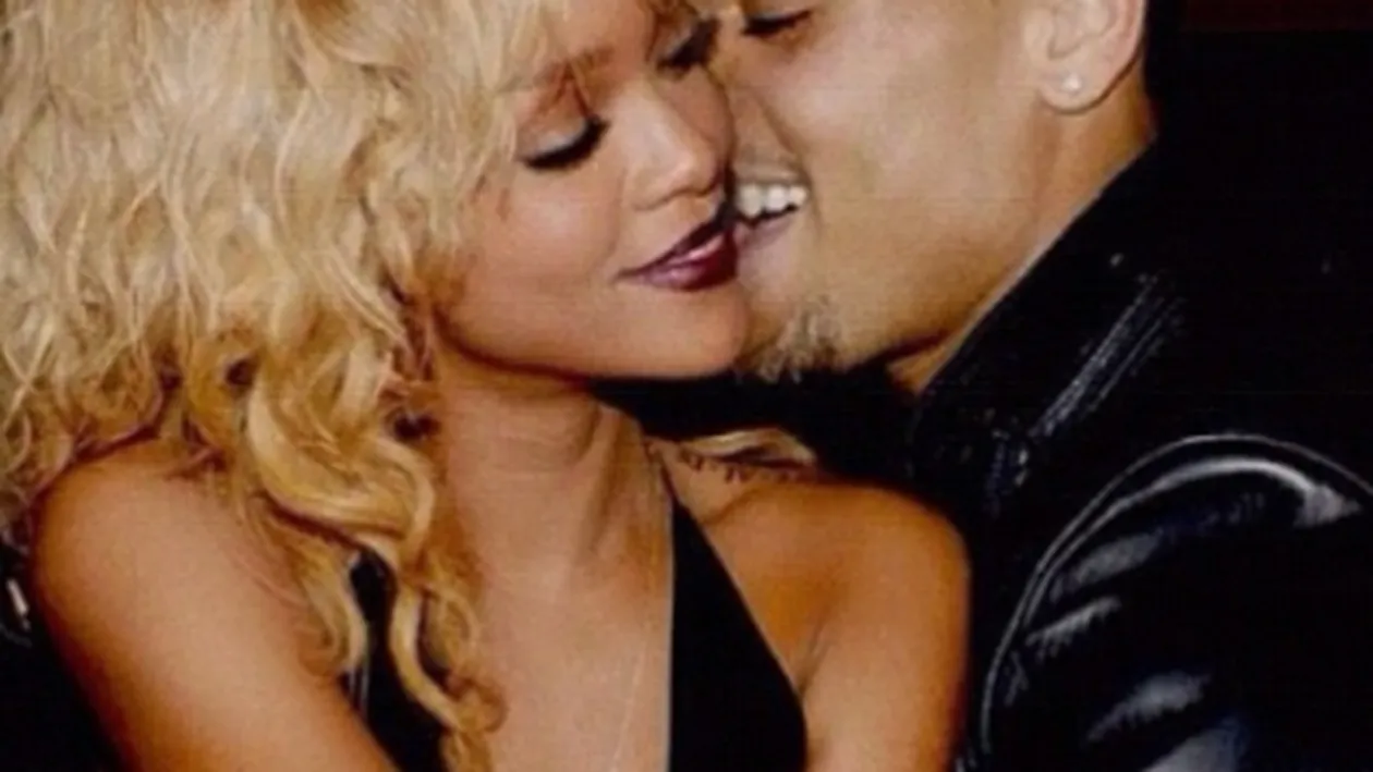 A bătut-o până a învineţit-o, dar acum o iubeşte din nou! Chris Brown regretă că a lovit-o pe Rihanna: Este cel mai mare regret