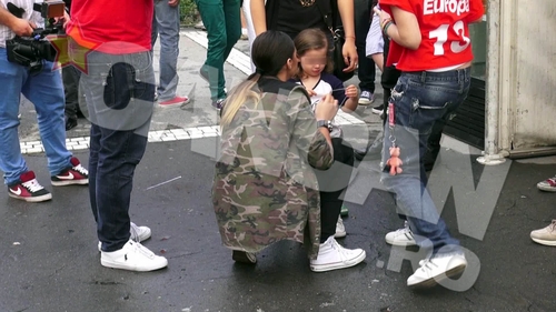 Antonia isi obisnuieste fetita cu viata de turneu si o ia pretutindeni cu ea! Maya a fost adoptata de trupa celebrei ei mame!