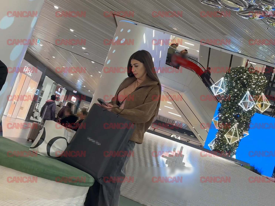 Lavinia Stoica la shopping în mall