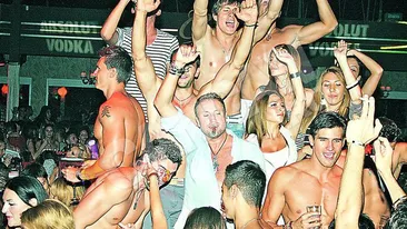 Bote si-a dezbracat modelele in club si le-a stropit cu sampanie! Show cu baieti goi si uzi!