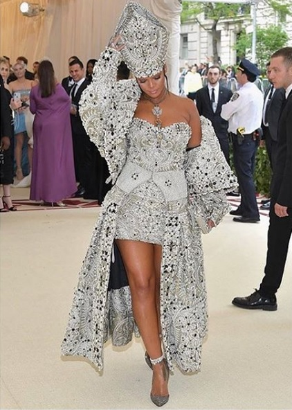Rihanna, îmbrăcată ca femeia-papă pe care Vaticanul nu a avut-o vreodată