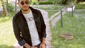 După ce a picat bacalaureatul, Fulgy s-a fotografiat cu o bombă-sexy. Cine este bruneta aproape goală cu care s-a pozat băiatul Clejanilor