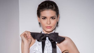 Monica Gabor s-a fotografiat cu o... oaie si a filosofat pe Facebook: "Clevetirea nu ucide, nici nu face rana"