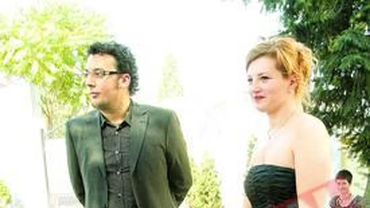 Iubitul Ioanei Basescu ii canta in struna unei angajate