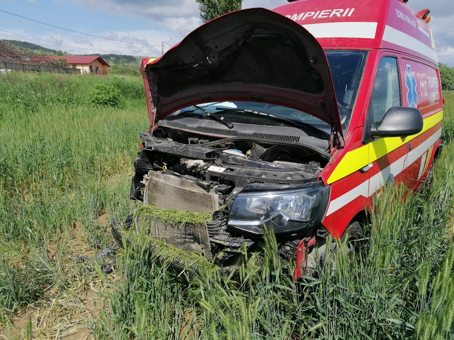 Ambulanță SMURD Bacău implicată într-un accident rutier cu o căruță: ”Unii sunt inconștienți…”