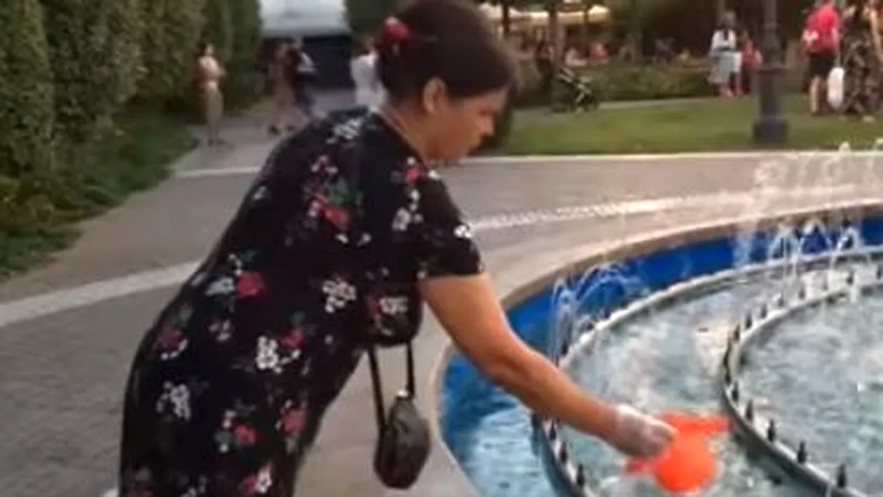 O femeie din Iași, surprinsă cum spală olița copilului în fântâna unui parc! Cum a reacționat când a fost luată la rost de ceilalți oameni