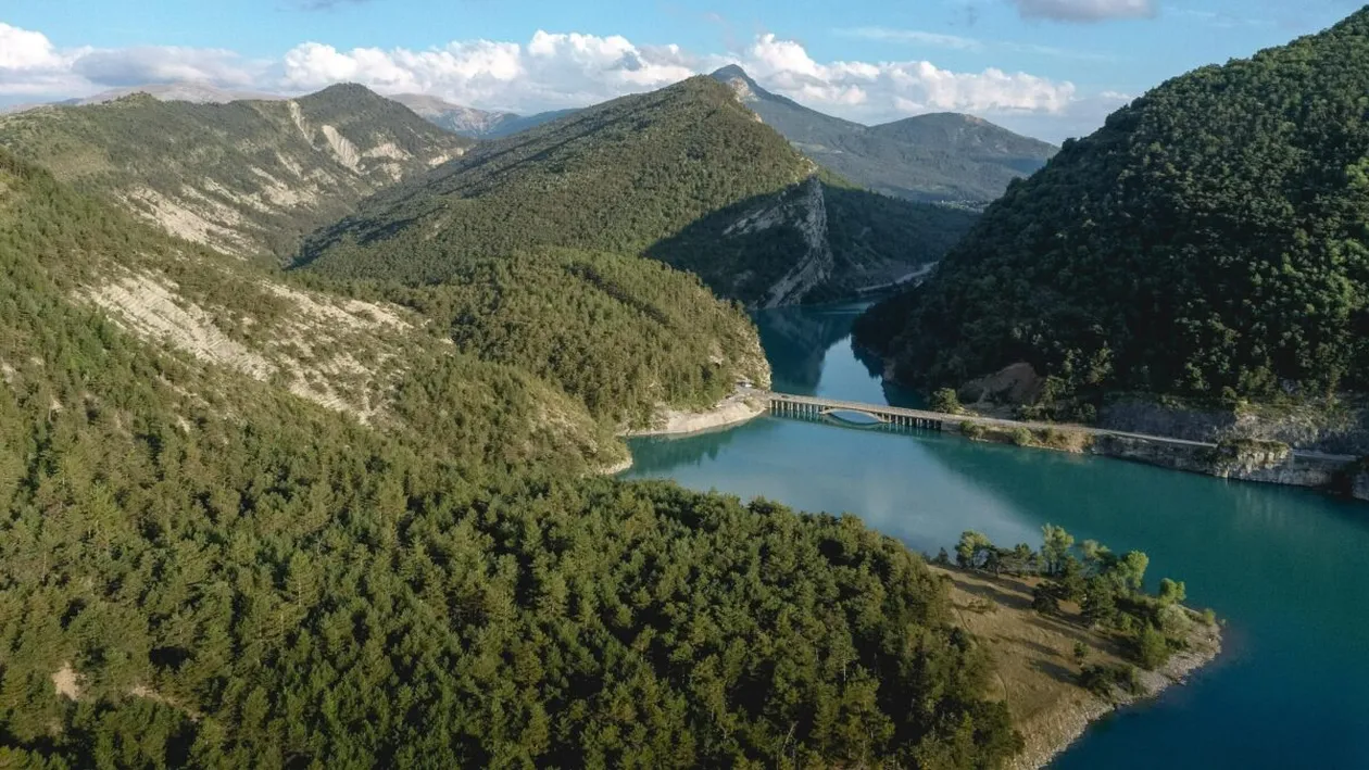 Un lac foarte vizitat de turiști este în pericol. Nivelul apei s-a diminuat considerabil