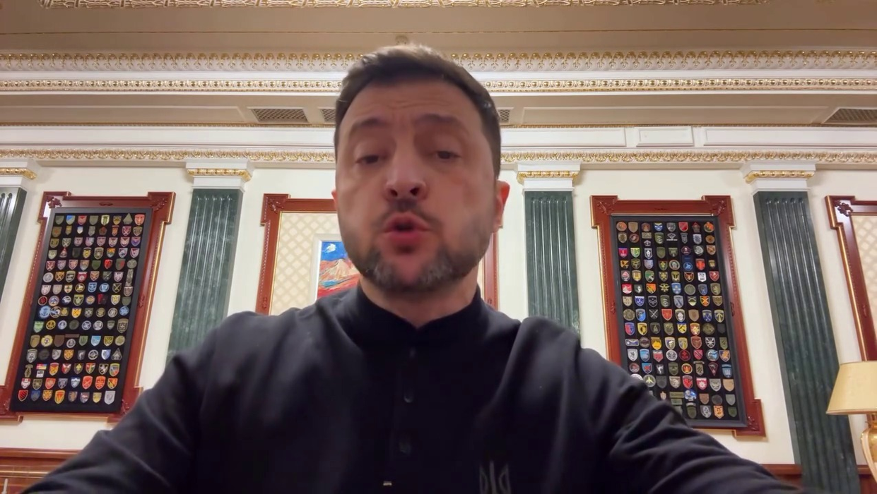 Moment bizar în timpul unui monolog oferit de Volodimir Zelensky. Ceva alb îi cade din nas, în timp ce vorbește