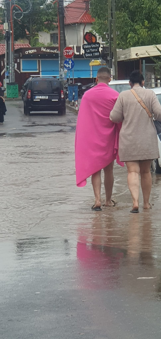 Ciclonul a devastat total Vama Veche! Mașinile și gheretele au ajuns pe plajă, apa a măturat tot. VIDEO