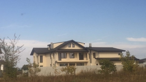 Şi-au desenat singuri casa. Imagini în premieră cu super-proprietatea de la Corbeanca. Aşa arată palatul Gabrielei Cristea şi al lui Tavi Clonda! Vedeta Kanal D & soţul au la dispoziţie un studio, o sală de repetiţii, o sală de sport, un loc spa şi…
