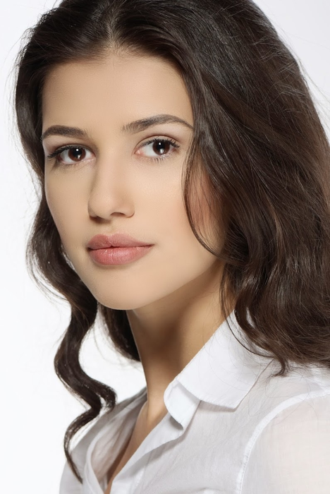 ”Noua Mădălina Ghenea” a plecat de pe platou la…. Unde se relaxează actriţa româncă din serialul ”Tânărul Papă”