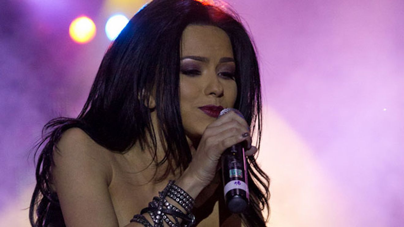 S-a aplecat pe scena, iar un fan i-a facut ASTA in vazul tuturor! Ce a patit Inna la un concert! Totul a fost FILMAT