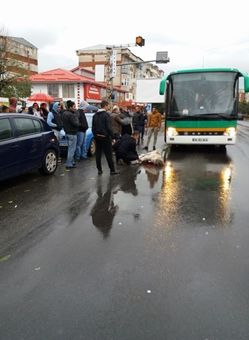Femeia a fost lovită de un autocar, pe trecerea de pietoni