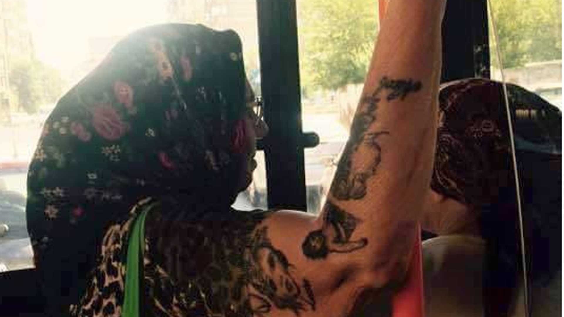 Această bătrânică din România se ia la întrecere cu cei mai buni culturişti! Oamenii din autobuz şi-au dat coate când au văzut ce triceps are!