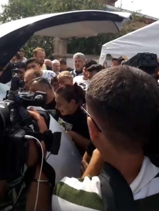 Mama lui Dany Vicol, transfigurată de durere! Ce striga lângă sicriul fiului ei. IMAGINI EXCLUSIVE