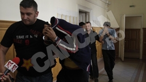 Tanar de 18 ani, strangulat si ars pentru un geam spart
