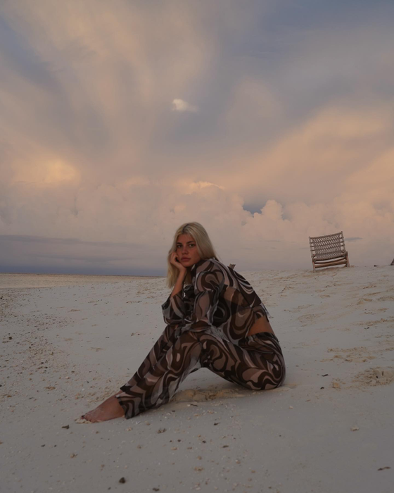 Alexia Eram a încins plajele din Maldive: “Ești adorabilă”. Fiica Andreei Esca și Laura Giurcanu “au făcut concurs” de costume de baie cu tanga | FOTO