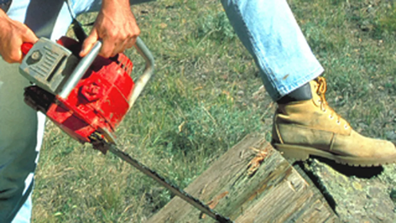 Un barbat s-a decapitat cu o drujba ca sa nu fie dat afara din casa