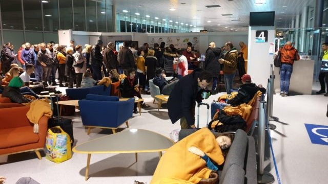 Laura Codruța Kovesi și alte 180 de persoane, blocate 19 ore pe un aeroport din Belgia: ”Nu am avut niciun contact cu Wizzair, nu ni s-a răspuns la telefon” | VIDEO