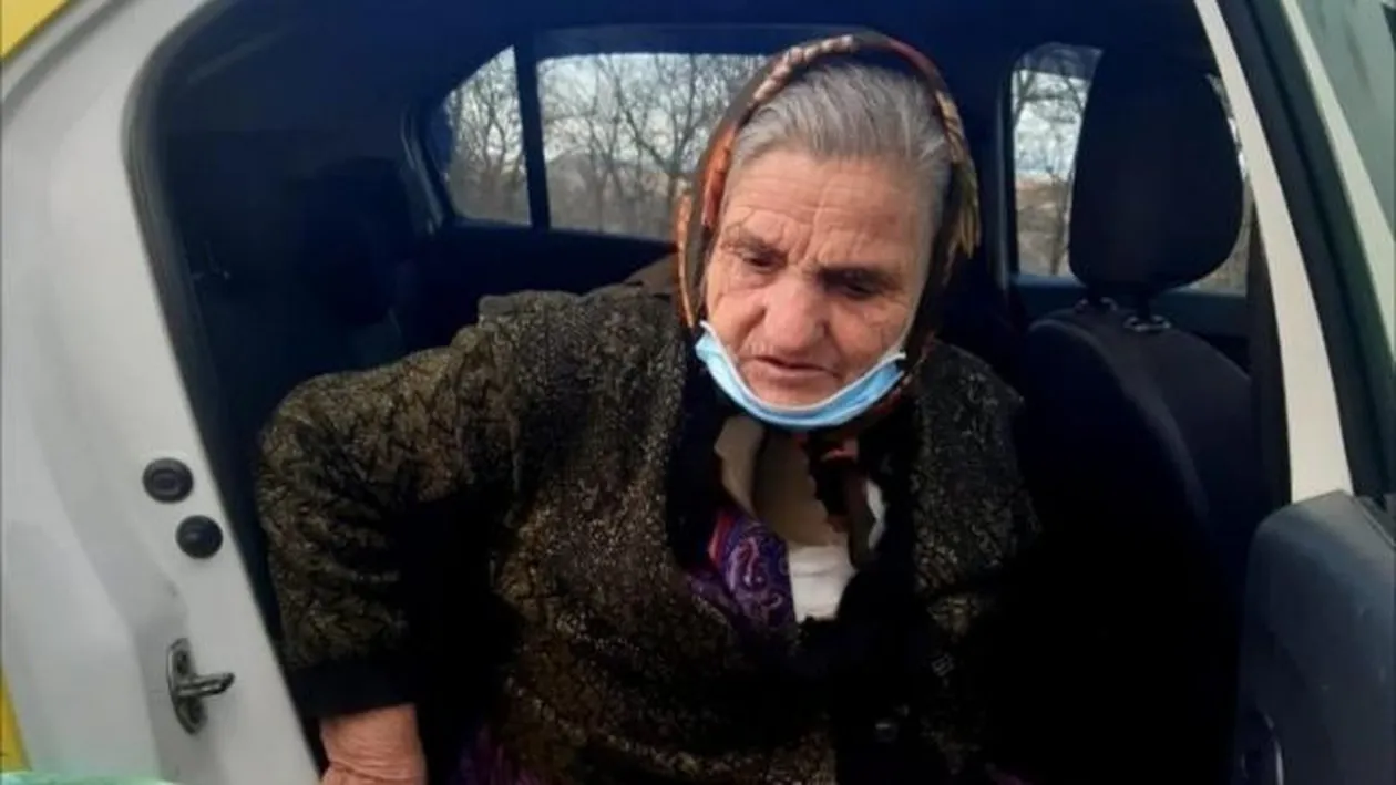 Caz șocant în Târgu Jiu. O bătrână de 88 de ani, externată din spital și abandonată în frig, pe o bancă. Cine a intervenit